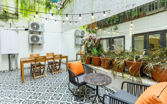 Flat 5 Min to Taksim With Backyard in Cihangir