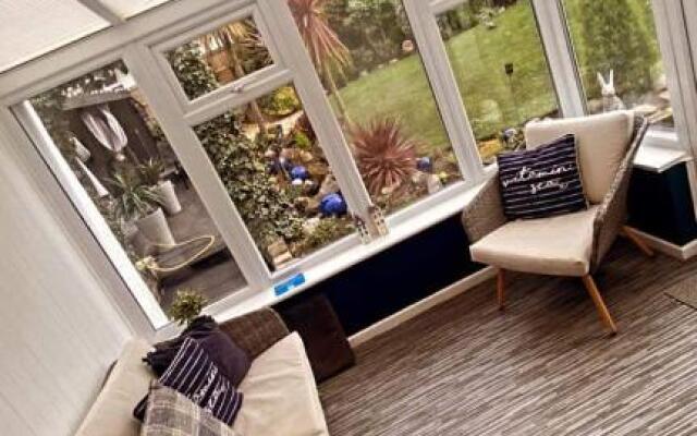 Sunnyside - Large Seaside Home with views and Hot Tub