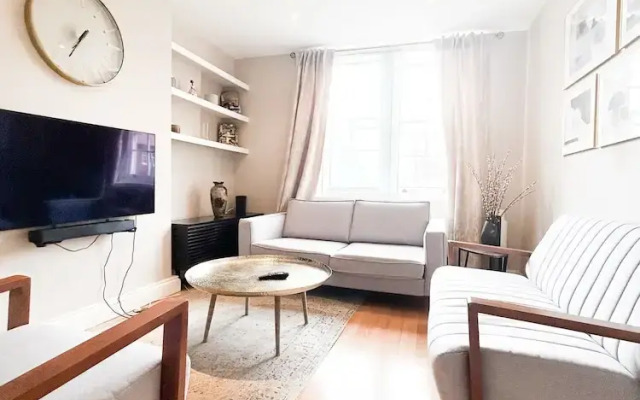 Hammersmith 2 Bedroom Flat River Thames