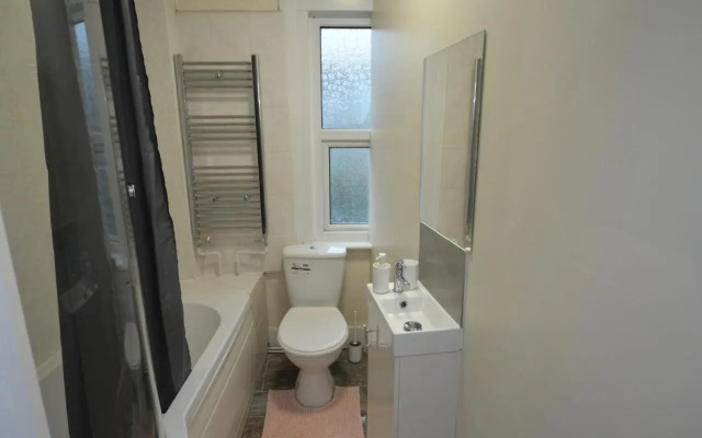 Cheerful 4 bedroom House in greater London