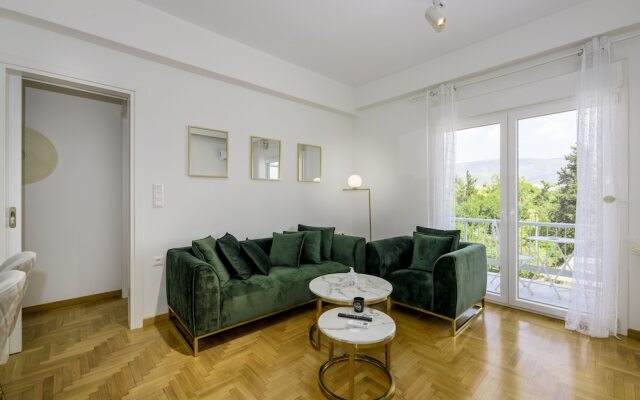 Lush Emerald apt in the heart of Athens