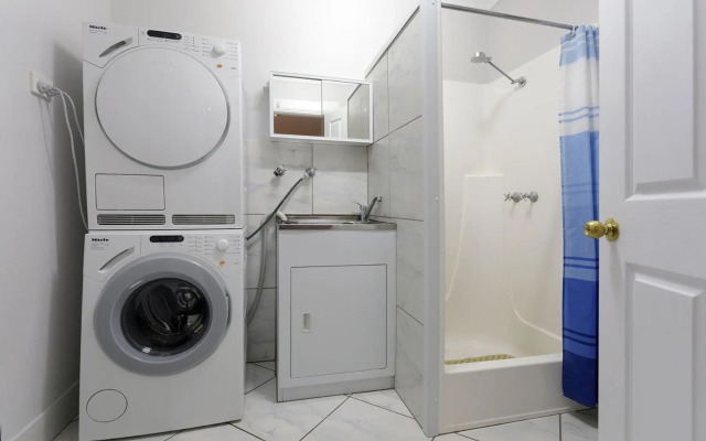 Rawson's Retreat - Five Bedroom Home - Walk CBD - Includes Breakfast