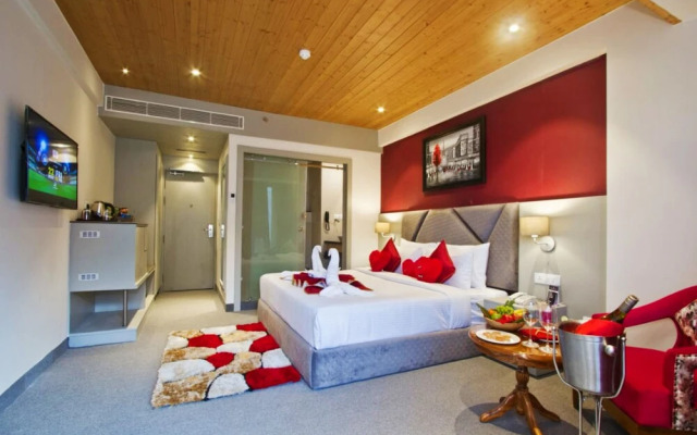 Goroomgo White Stone Manali