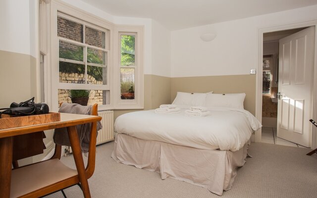 1 Bedroom Garden Flat In Battersea