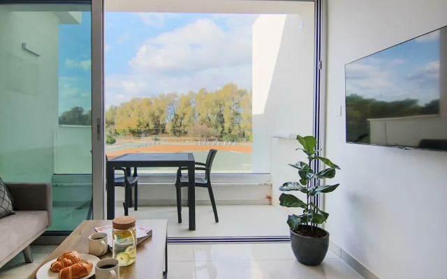 Phaedrus Living: Seaside Executive Flat Harbour 201