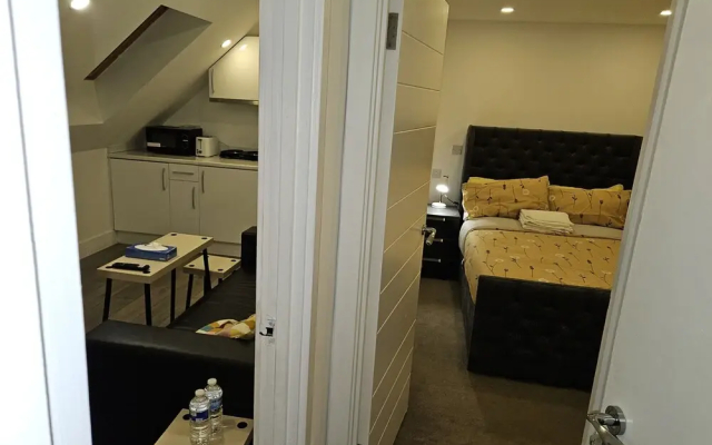 1 Bed Flat - Sleeps 2 - Pets - Garden - Parking