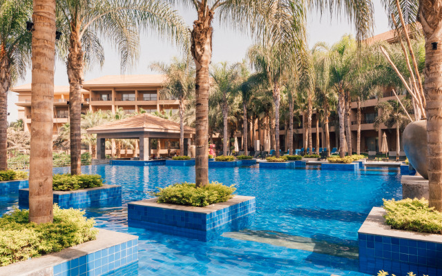 Dusit Thani LakeView Cairo