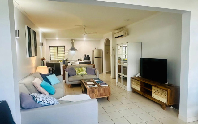 Palm Cove Pool Access Apartment