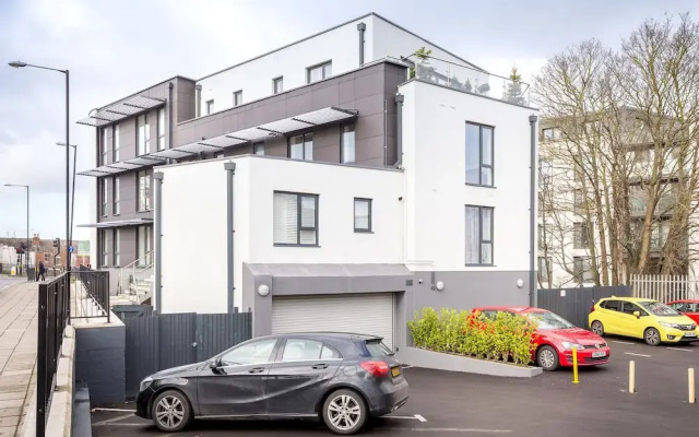 Elliot Oliver - Executive 2 Bedroom Garden Apartment