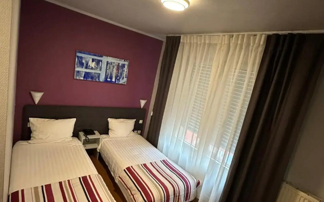 Yasha Hotel