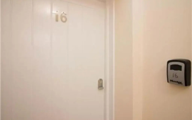 Stayzo Castle Penthouse 16- A Clean Fresh Modern Apartment With Free Wi-fi