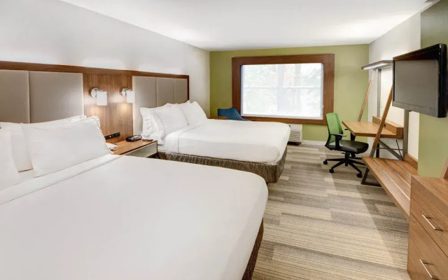 Holiday Inn Express & Suites Woodbridge