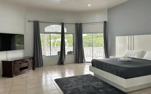 Luxury 5BD Villa - Massive Pool & Outdoor Vibe