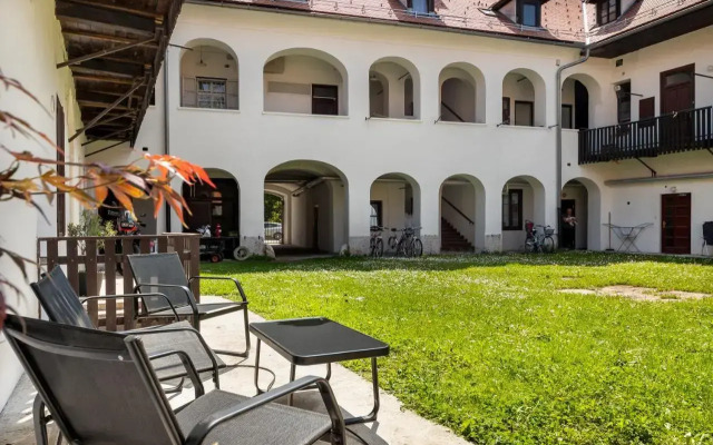 ROG Apartment with Furnished Courtyard