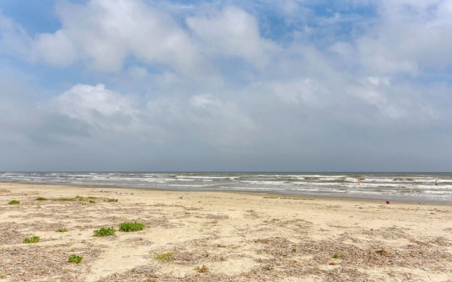 Galveston Townhome w/ Balconies: Walk to Beach!
