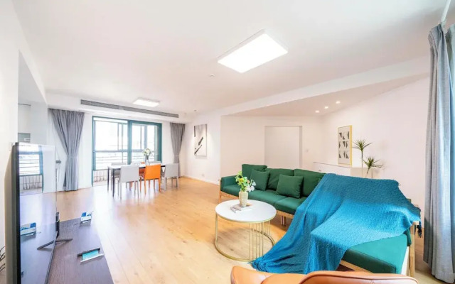 Tyms 4BR 2BA Apt Novel Garden