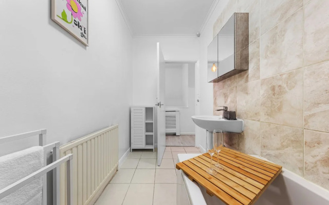 Charming London Apartment Near City Center