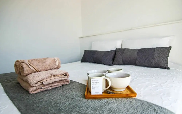 Phaedrus Living: Seaside Executive Flat Harbour 205