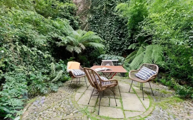 Gorgeous & Grand 5 Bed House, Holland Park