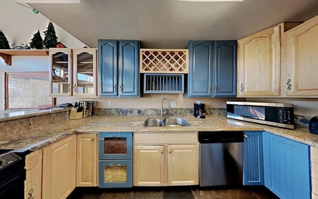 Large Upgraded 4 Bedroom Condo in Mammoth! Easy access To Hot Tubs, Pool, Sauna by RedAwning