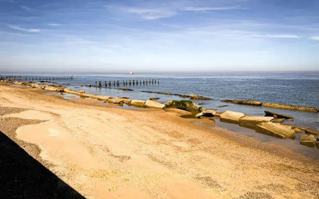 Beachside Caravan Retreat in Lowestoft Sleeps 4