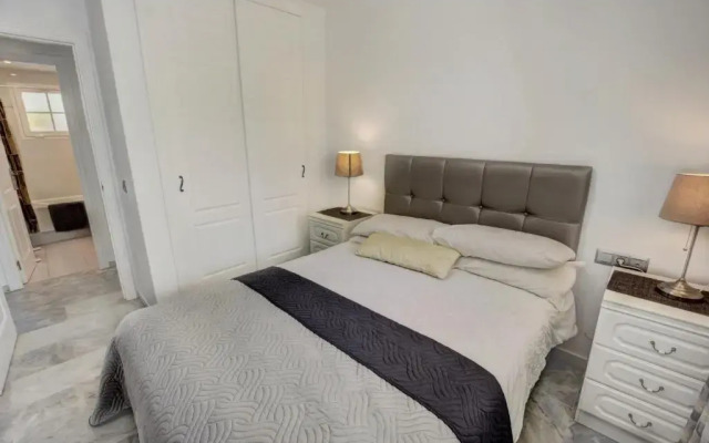 TIMON II, Luxury 3 bedroom Beachside Apartment