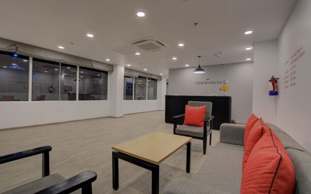OYO Townhouse 114 Eureka Grand