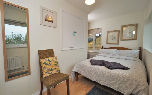 Quiet APT Sleeps 4-6 Central Windsor With Parking