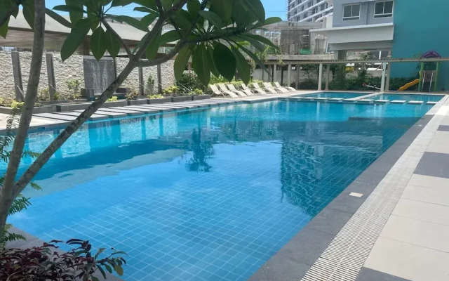 Spacious Modern Condo with Balcony