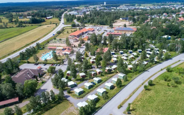 Björkbackens Karaktärshotellet - Stugby