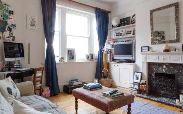 Spacious 2 Bedroom Flat in Battersea Park