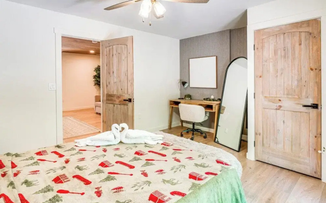 Hot Tub + Fire Pit: Peaceful Gatlinburg Getaway!