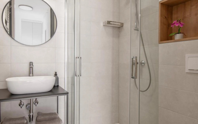 LUX 3 Bedroom Suite with FREE Private Parking