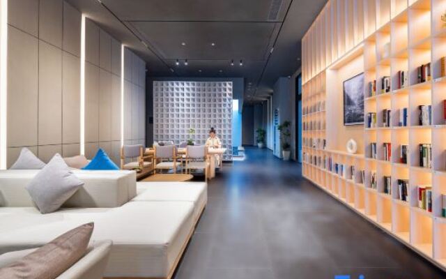 Yichang East Station Xinding Atour Hotel