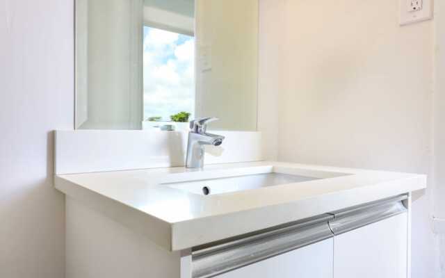 Bayshore Chic Apartment with Marina View