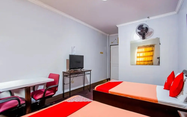 OYO 812 Laura's Hotel