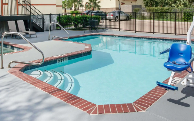 Super 8 by Wyndham Brenham TX