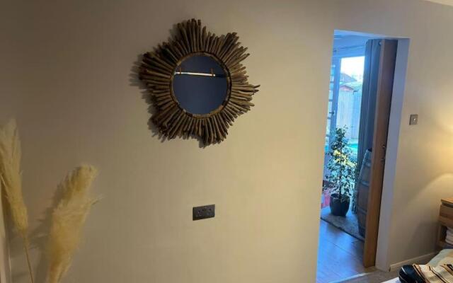 Unique one bedroom guest house with free parking