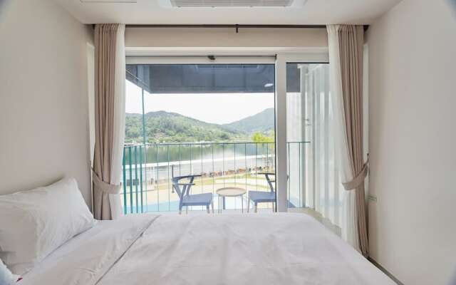 Parotia Waterhouse Hotel