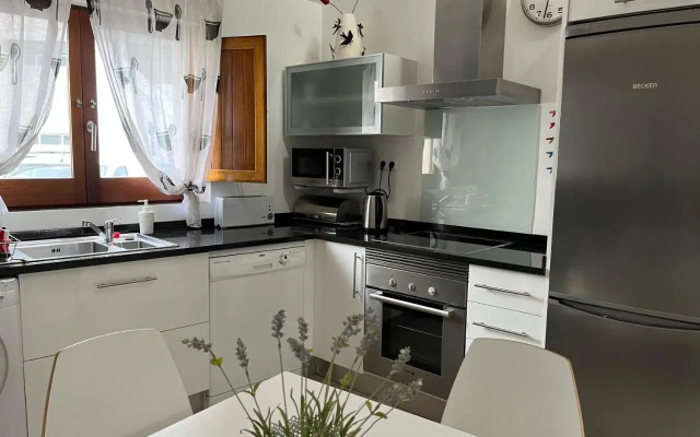 White & Grey House (39721/AL)