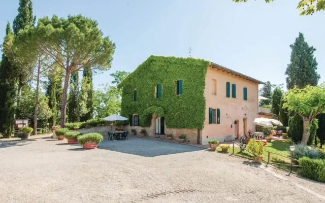 Tuscan Farmhouse With Pool