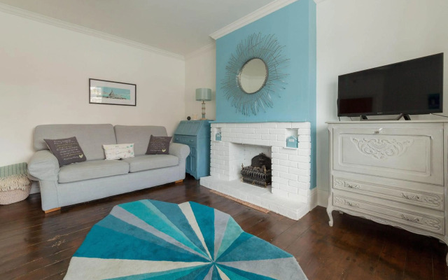 Sea Glimpses with free parking and garden