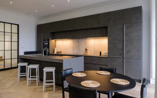 Luxury Apt W/stunning Views From Balcony & Parking