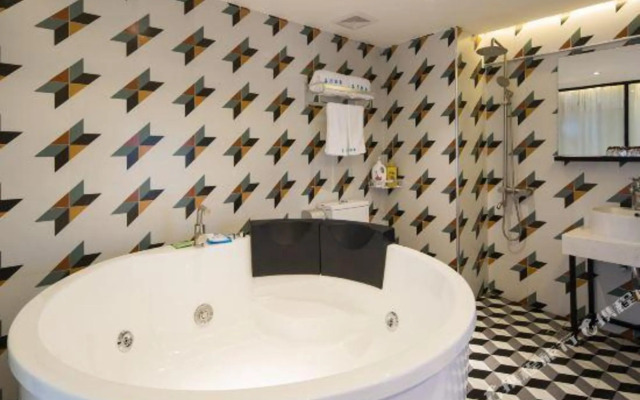 Xiyue Light Luxury Inn (Helong Gymnasium People's Hospital)