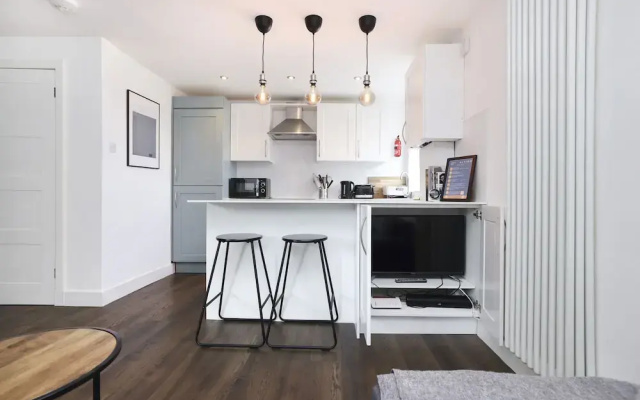 JOIVY Contemporary Royal Mile Apartment W/Balcony