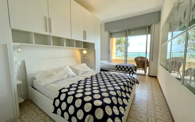 Bright Seaview Apartment