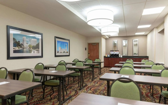 Hampton Inn Indianapolis Downtown Across from Circle Centre
