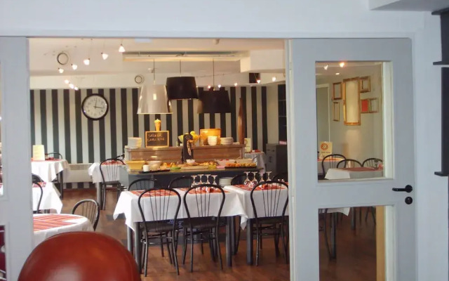 Brit Hotel Baillet En France
