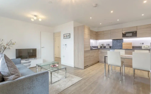 1 Bedroom Flat in Surrey Quays With Balcony