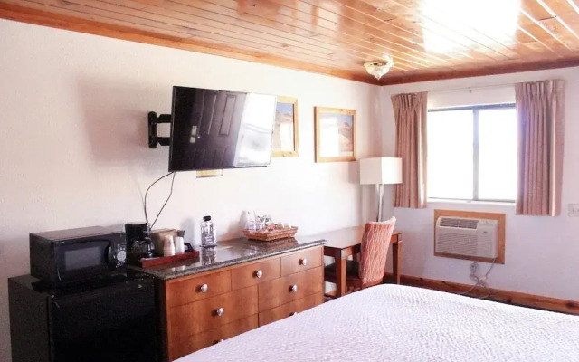 Whispering Sands Motel